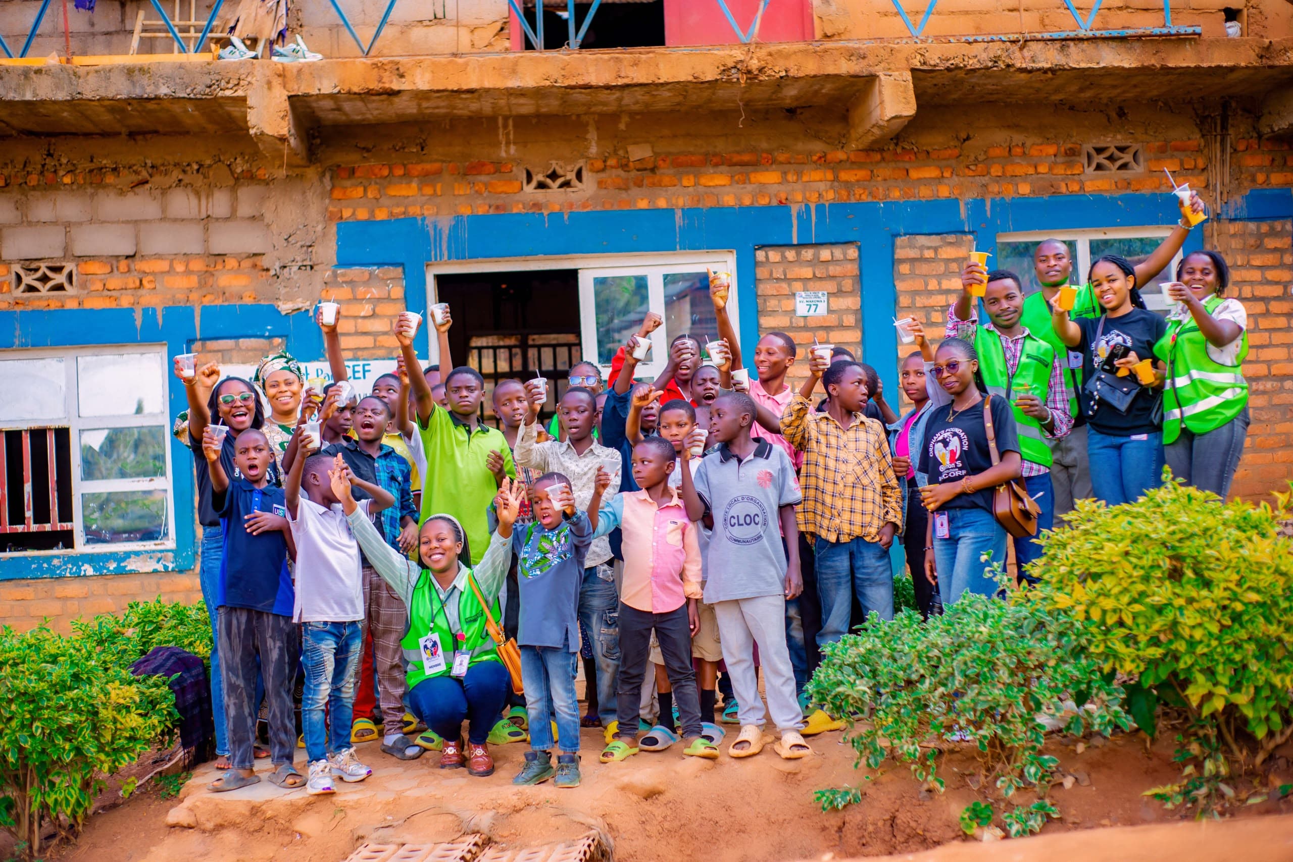 Enfants souriants soutenus par Orphans World Foundation